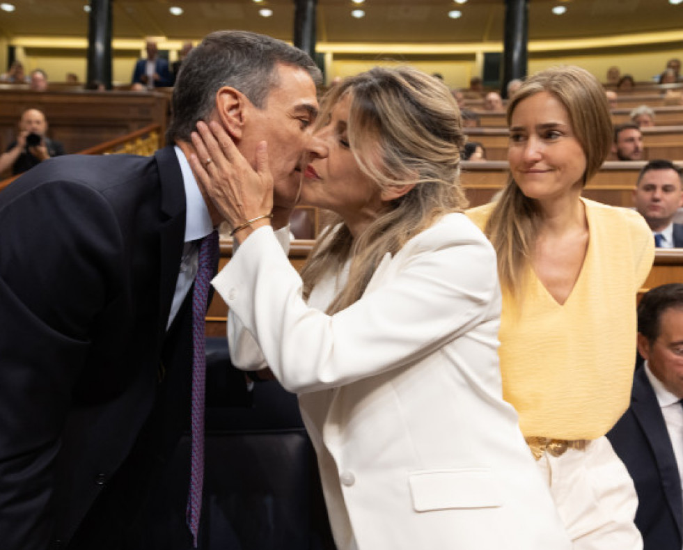 ElpresidentedelGobiernoPedroSnchezsaludaalavicepresidentasegundayministradeTrabajoYolandaDazduranteu