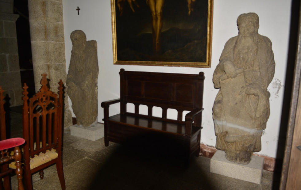 Os Franco aceptan devolver de forma inmediata as estatuas do Mestre Mateo a Santiago