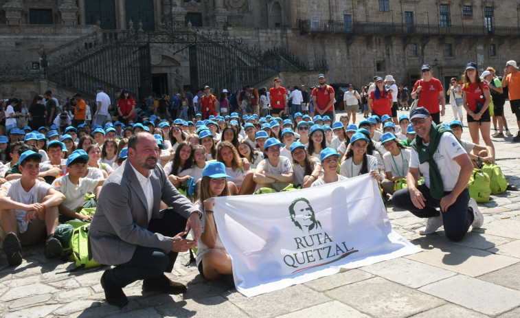 La Ruta Quetzal, apoyada por Turismo de Galicia, trae a Santiago a jóvenes que peregrinan por tres Caminos
