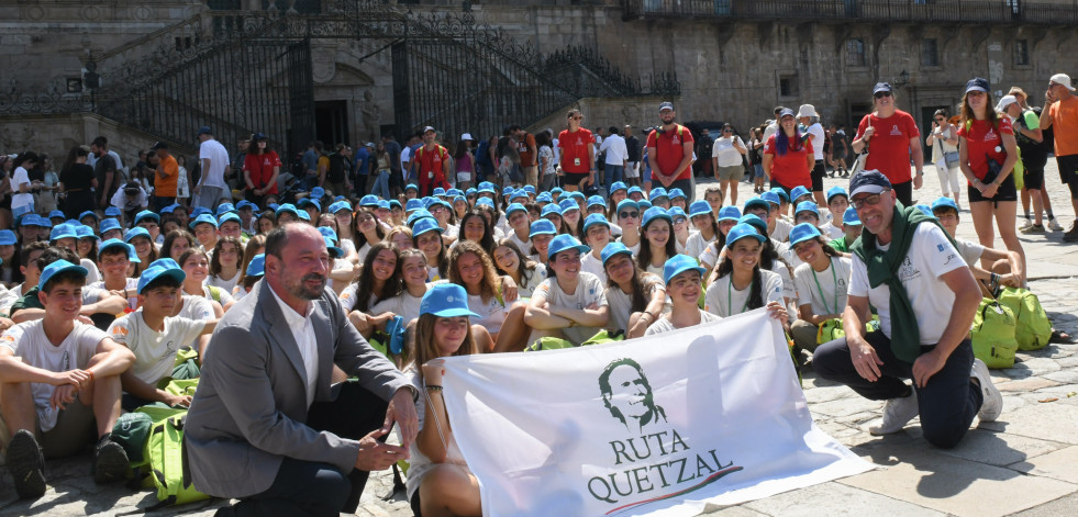 La Ruta Quetzal, apoyada por Turismo de Galicia, trae a Santiago a jóvenes que peregrinan por tres Caminos