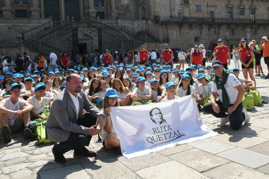 La Ruta Quetzal, apoyada por Turismo de Galicia, trae a Santiago a jóvenes que peregrinan por tres Caminos
