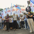 Decenas de personas lideradas por dirigentes y militantes del BNG y de su organización juvenil, Galiza Nova, han protestado este lunes por la concesión de la Medalla de Oro de Galicia a la princesa