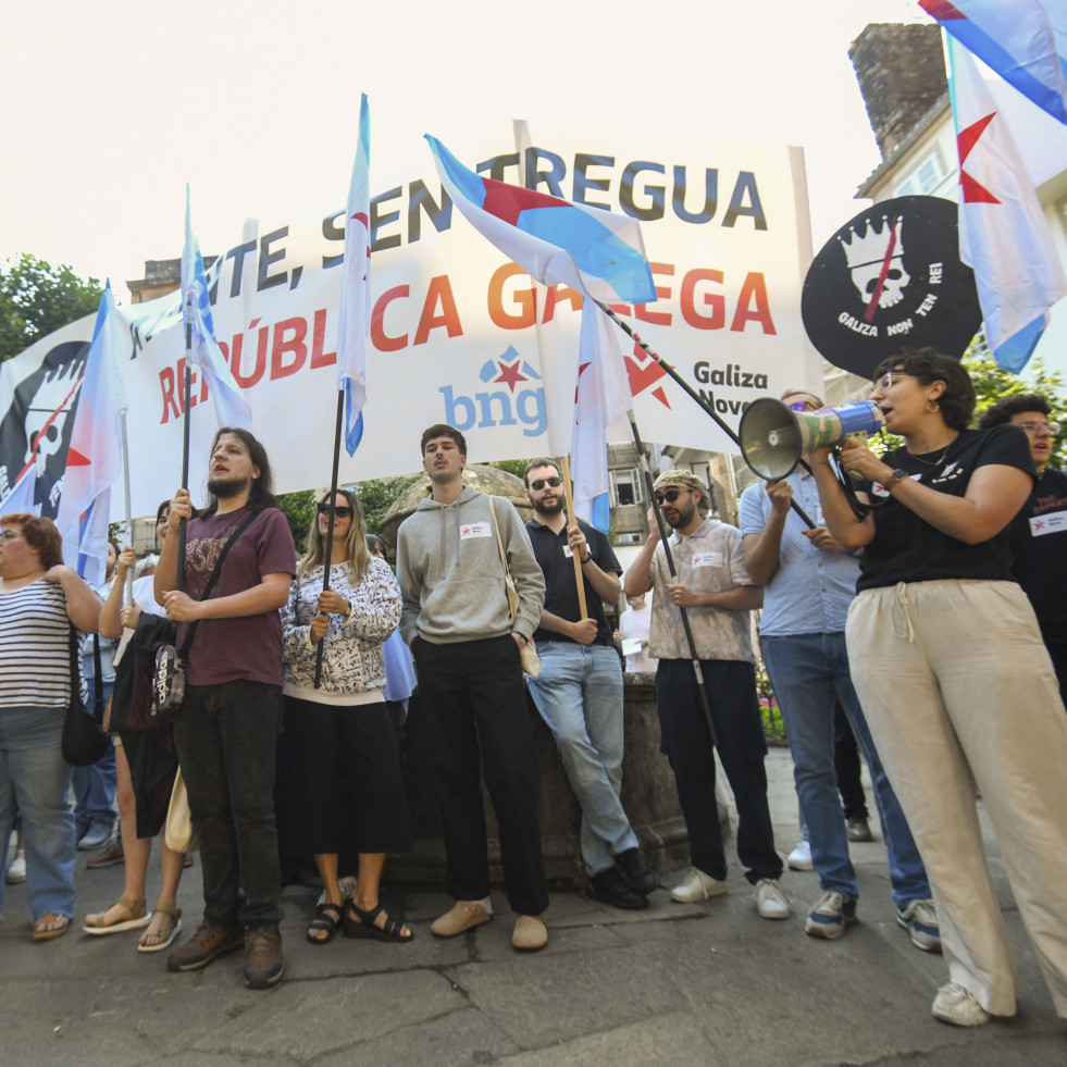 Decenas de personas lideradas por dirigentes y militantes del BNG y de su organización juvenil, Galiza Nova, han protestado este lunes por la concesión de la Medalla de Oro de Galicia a la princesa