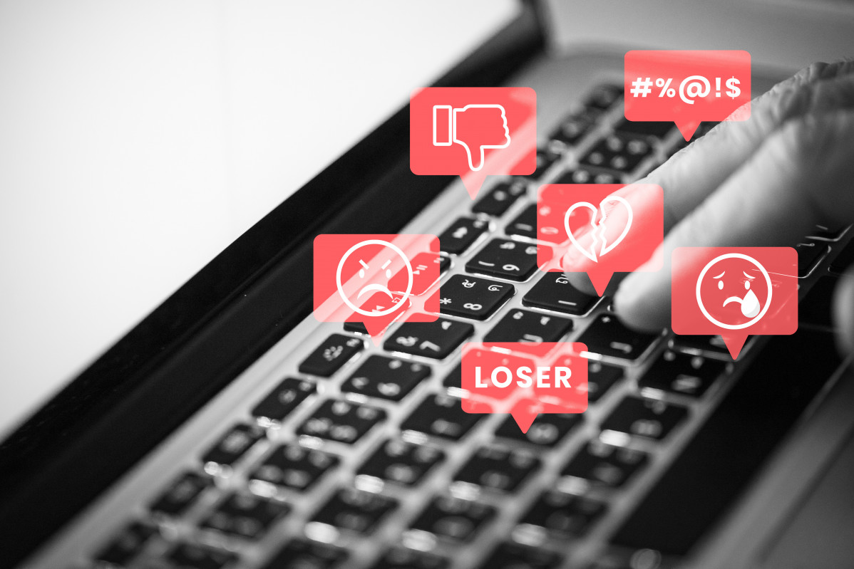 Troll de las redes sociales que acosa las personas en las redes sociales