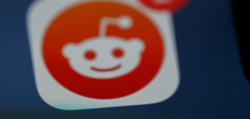 Reddit comienza a verificar la edad de usuarios en Reino Unido para cumplir con la ley de seguridad infantil