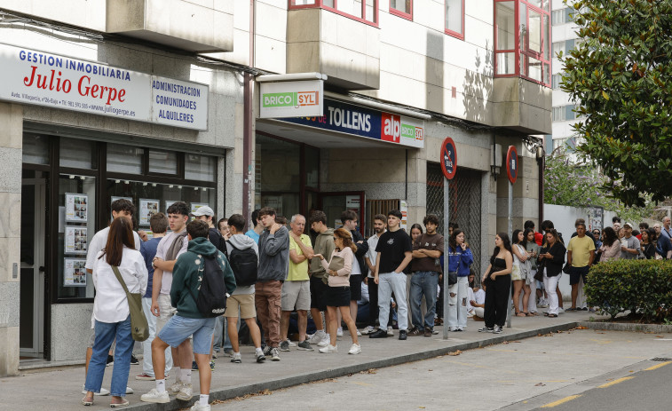 Áticos sin ventanas en el techo, pisos con humedades y precios desorbitados: así son los alquileres en Santiago