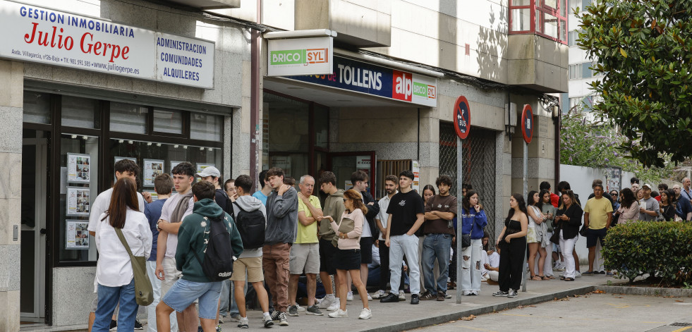 Áticos sin ventanas en el techo, pisos con humedades y precios desorbitados: así son los alquileres en Santiago