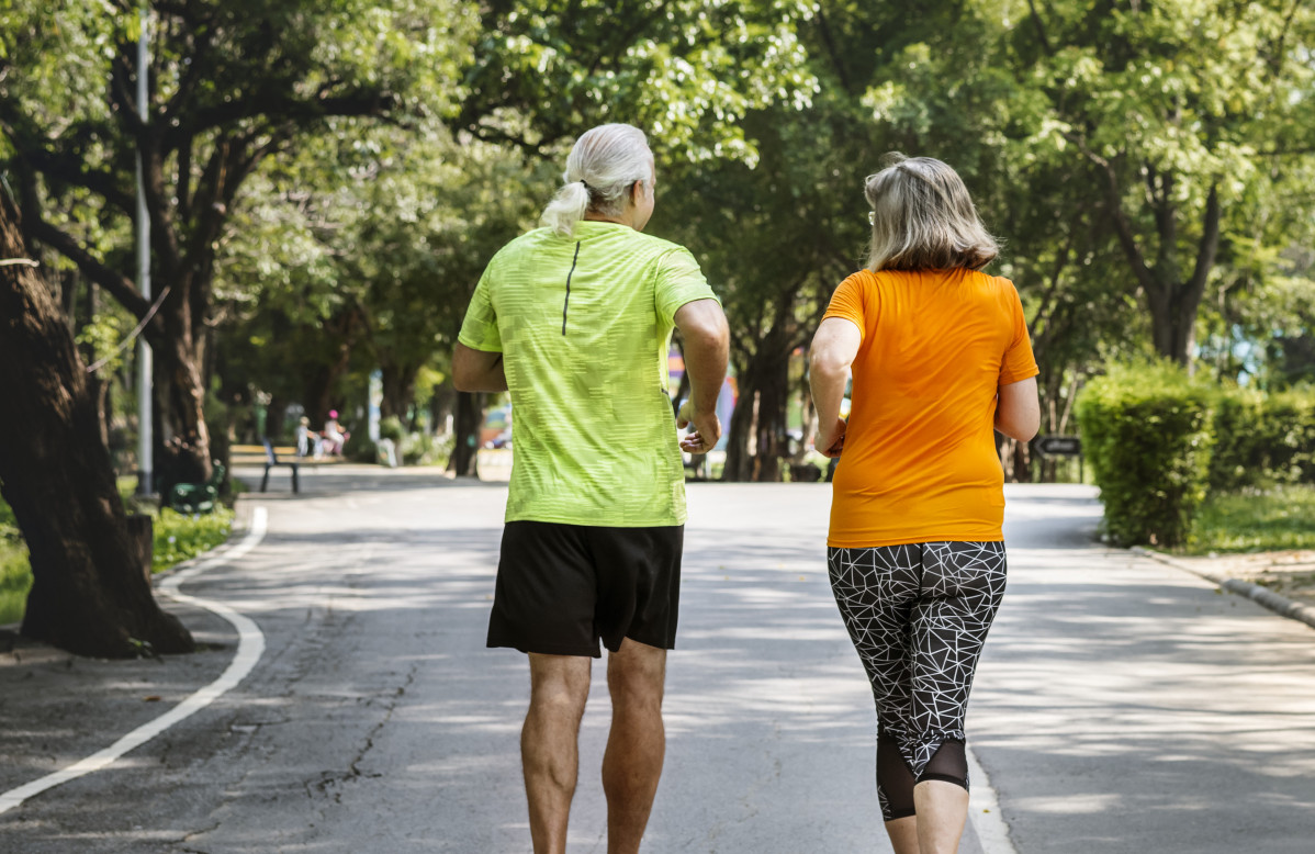 Pareja corriendo juntos en una carrera