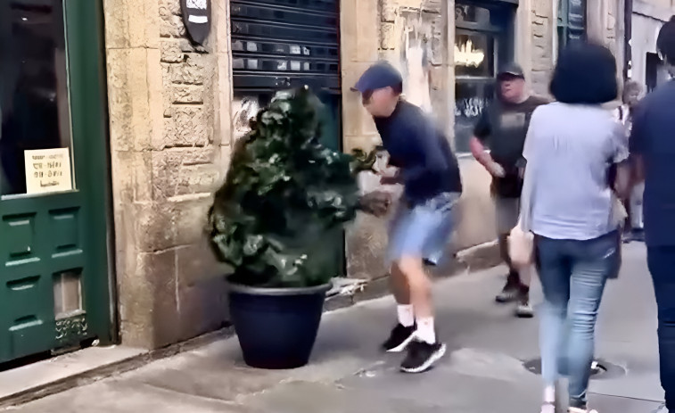 El hombre arbusto ataca de nuevo en Santiago de Compostela