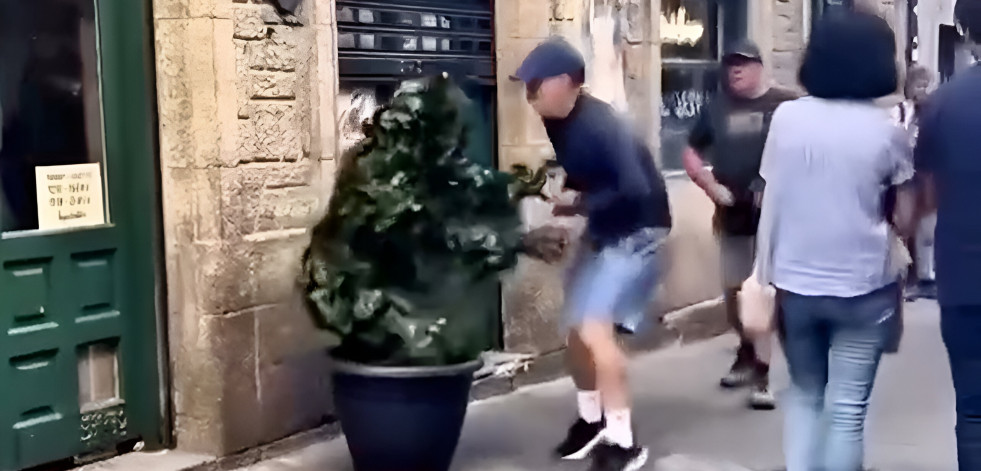 El hombre arbusto ataca de nuevo en Santiago de Compostela
