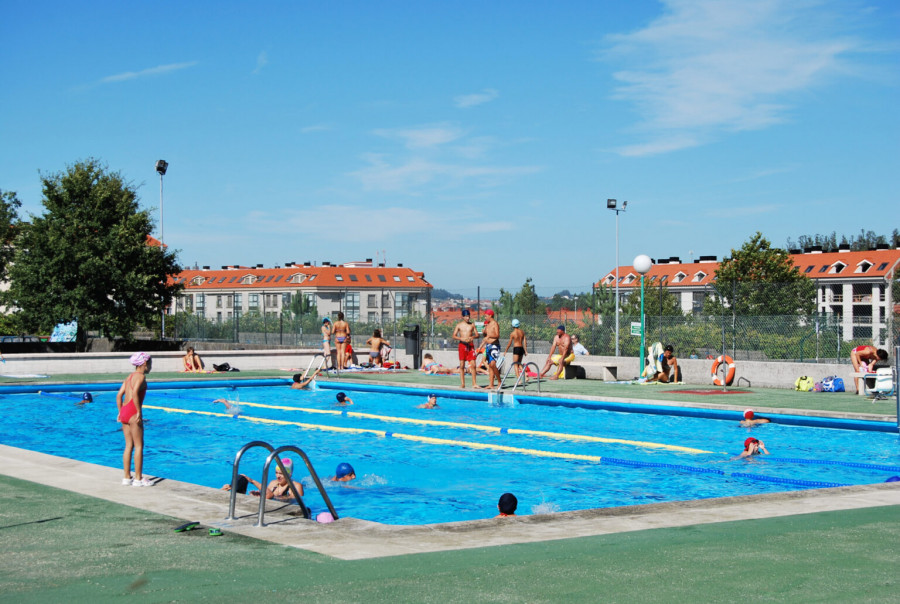 Acusan al Gobierno de Ames de "chapuza" por el cierre de la piscina de Milladoiro