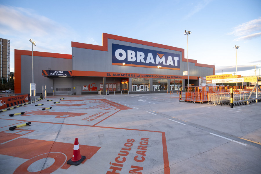 OBRAMAT Santiago colabora con Jesús Calleja en la reforma de un centro cívico en O Grove