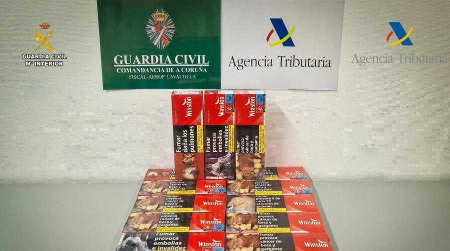 Incautadas 150 cajetillas de tabaco en el aeropuerto de Santiago en un vuelo procedente de Lanzarote