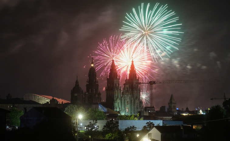 Los fuegos del Apóstol llenan de color un Santiago en fiestas