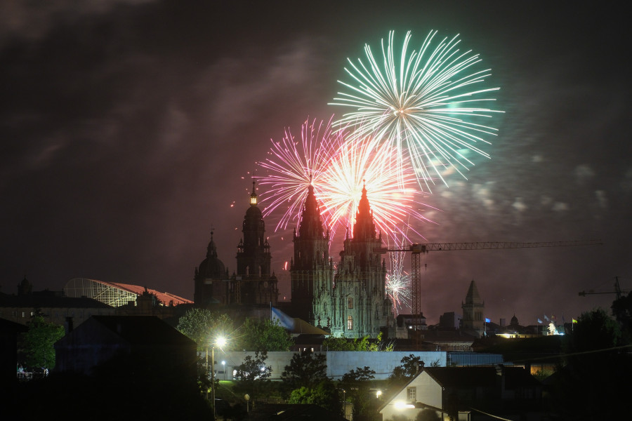 Los fuegos del Apóstol llenan de color un Santiago en fiestas