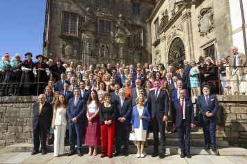 Autoridades y asistentes a la ofrenda floral en la misa en recuerdo de Rosalía de Castro celebrada hoy viernes en el Panteón de