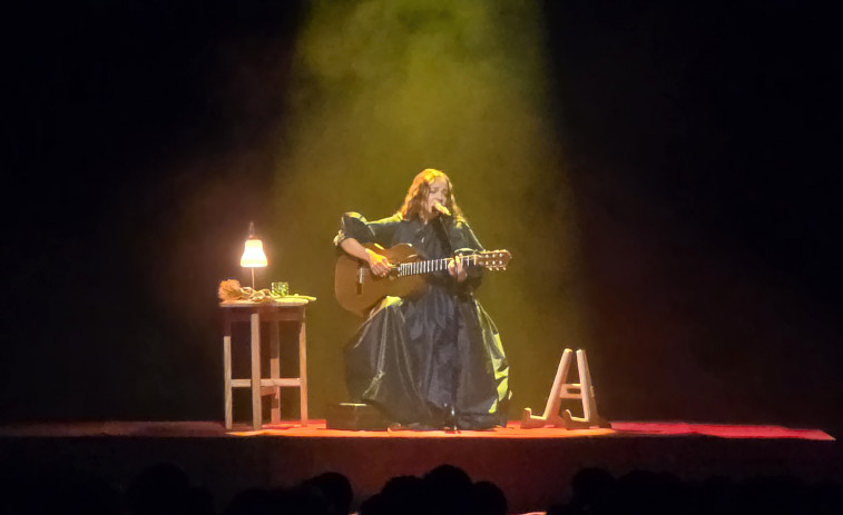 Natalia Lafourcade hechiza Compostela