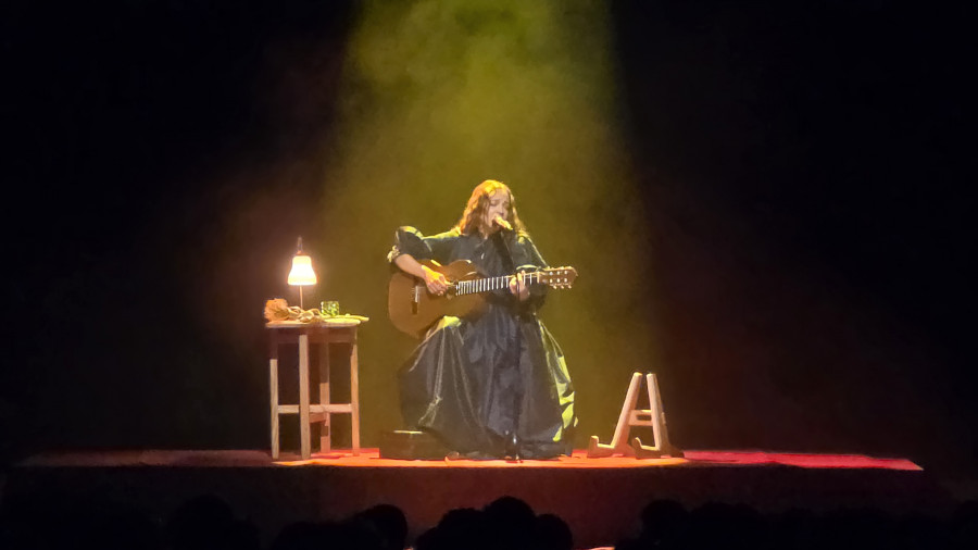 Natalia Lafourcade hechiza Compostela