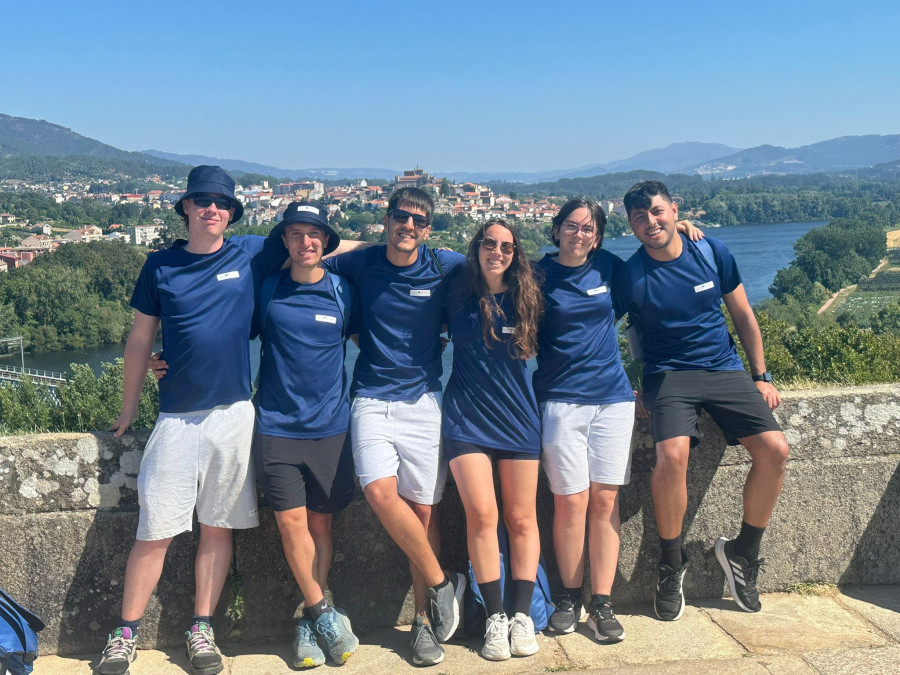 Jóvenes gallegos y portugueses llegan al Obradoiro tras una semana de aprendizaje en el Camino con el programa Pegadas