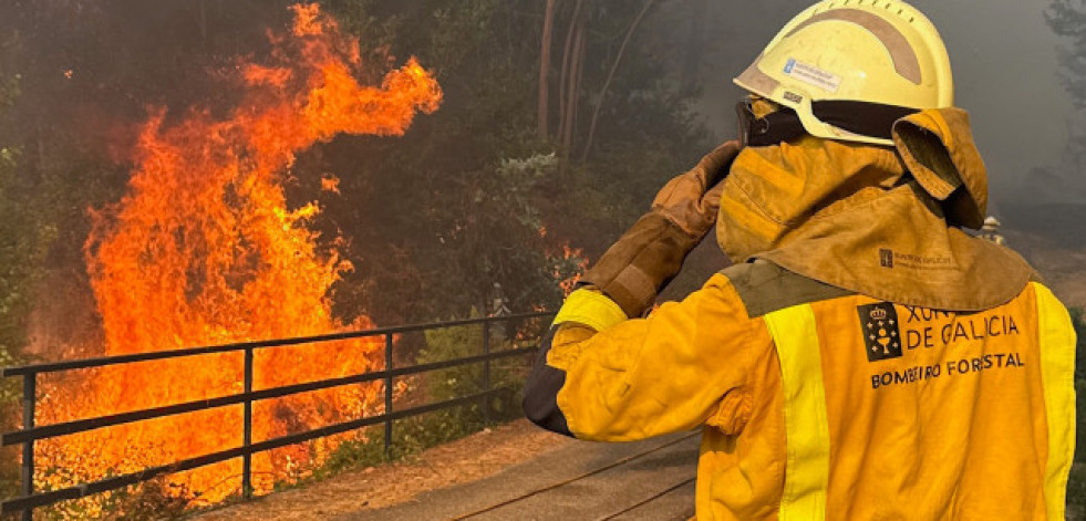Controlado el incendio de A Cañiza y sigue activo en Vilardevós