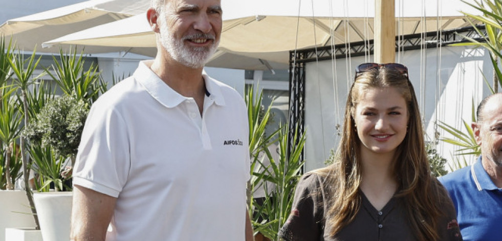 La princesa Leonor visita por sorpresa el club náutico de Palma acompañada por el rey