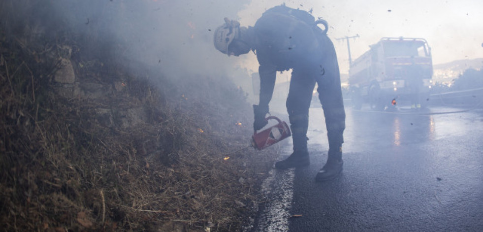 El fuego sigue activo en Ponteceso, con tres incendios que ya han arrasado 220 hectáreas