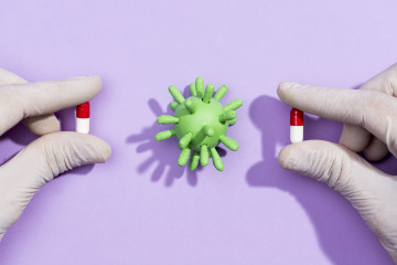 Mano con pastillas para bacterias