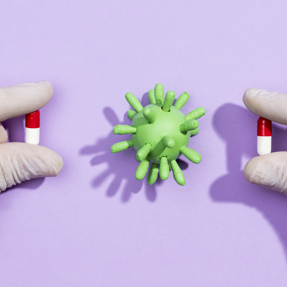 Mano con pastillas para bacterias