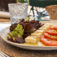 Tomate con queso fresco gallego y pesto de pistacho