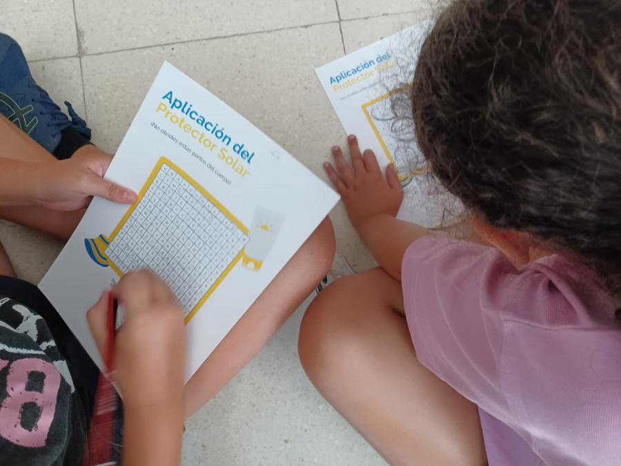 Campaña de protección solar en Santiago: la Asociación Española Contra el Cáncer intensifica su labor educativa este verano