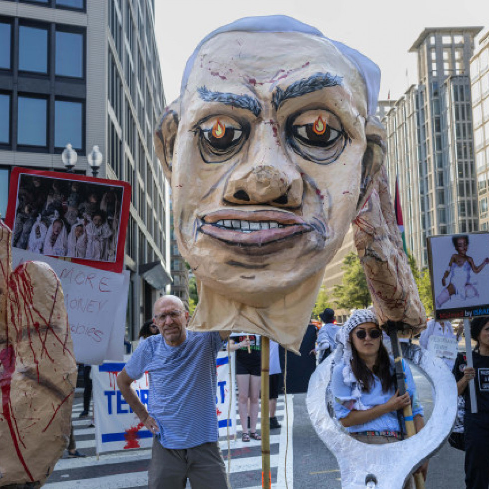 UngrupodemanifestantesprotestanporelgenocidioenGazaconimgenesdeNetanyahu
