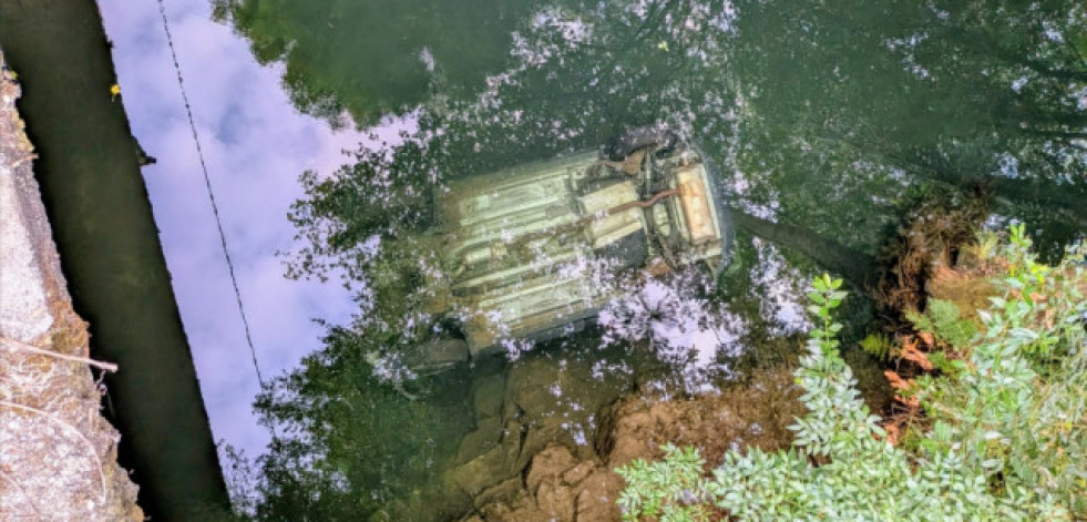Fallece un conductor tras caer con su coche al río Coroño en el puente de Runs, en Boiro