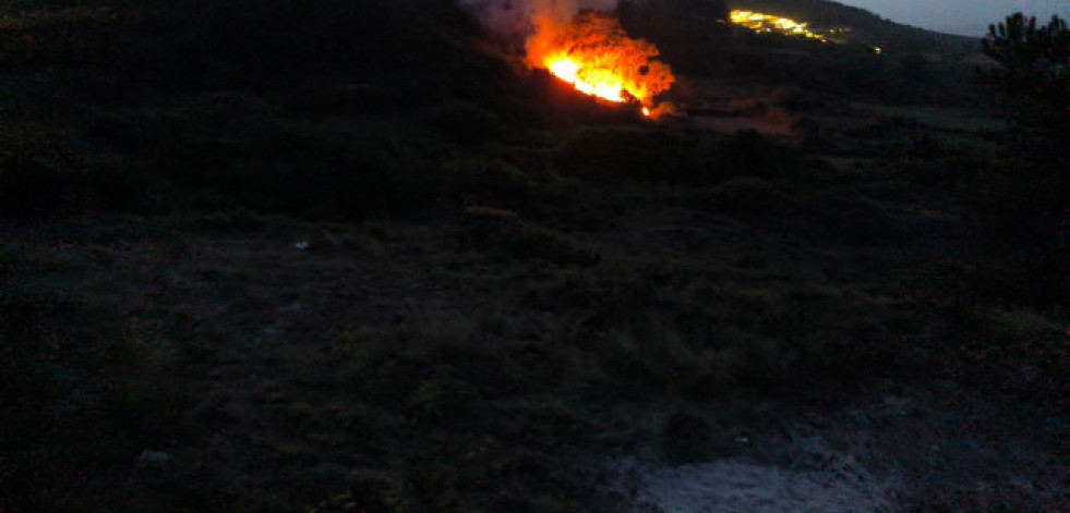 Extinguido un incendio forestal en las proximidades del parador de Muxía