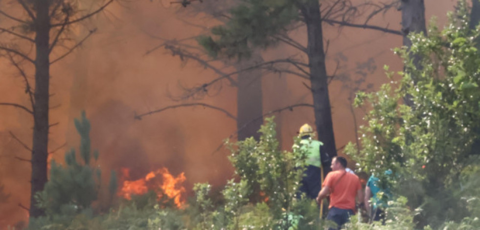 El fuego sigue sin control, pero sin peligro para las viviendas en Corme y Xaviña