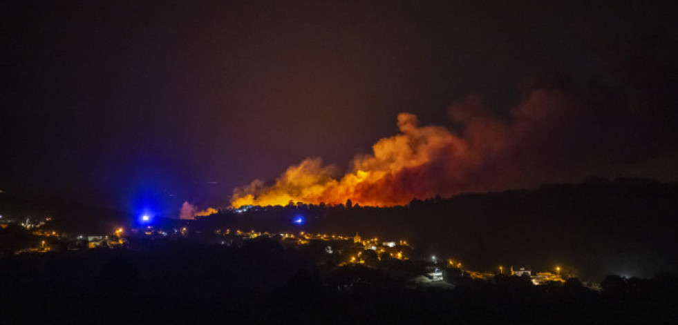 Extinguido el gran incendio forestal de Vilardevós (Ourense) que superó las 578 hectáreas