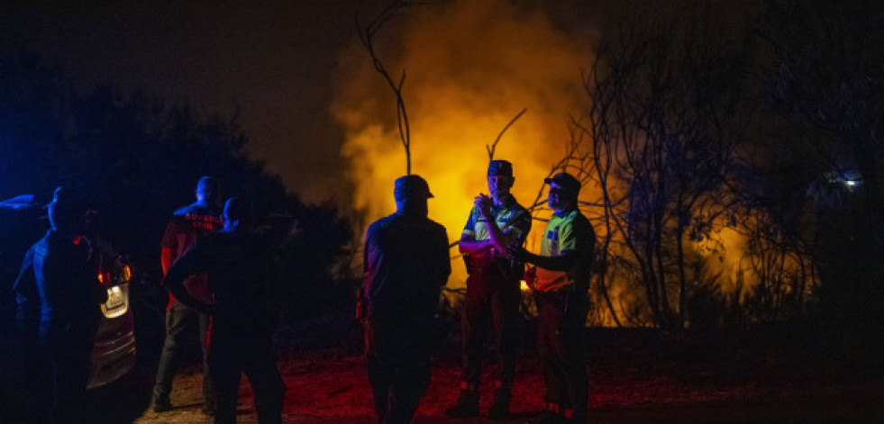 Extinguido o gran incendio forestal de Vilardevós que superou as 578 hectáreas queimadas