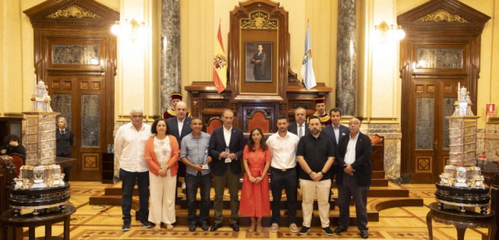 La alcaldesa de A Coruña recibe a los equipos del Teresa Herrera 2025