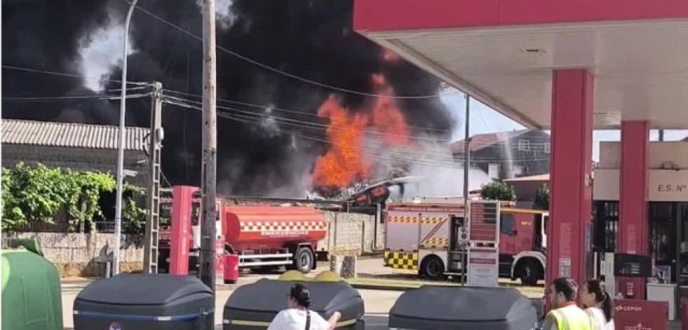 Incendio en Rubiáns: arde una nave de Impex con raticidas y materiales inflamables