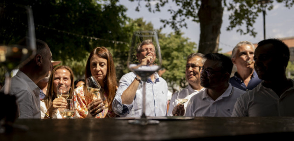 Navaja, pulpo, mejillón, almeja, vino y folclore, el menú de domingo de Rueda y cuatro conselleiros