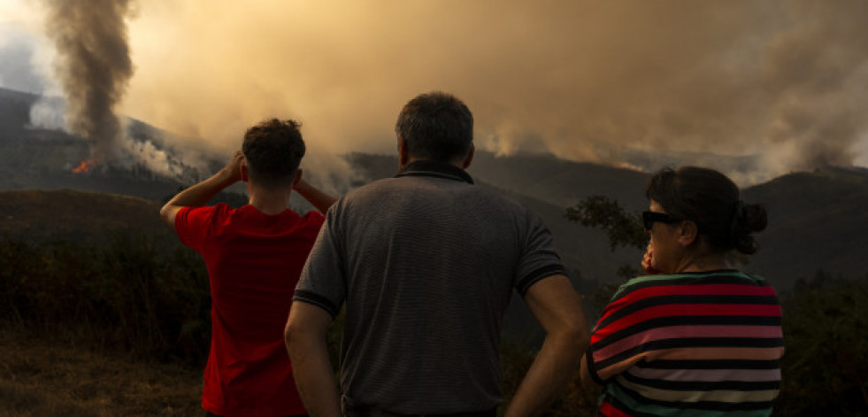 Dos incendios sin control afectan  a más de mil hectáreas na provincia de Ourense