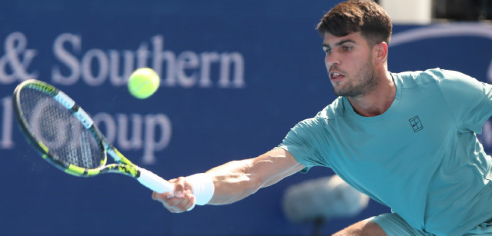 Alcaraz duda ante Dzumhur en su regreso, pero avanza en Cincinnati