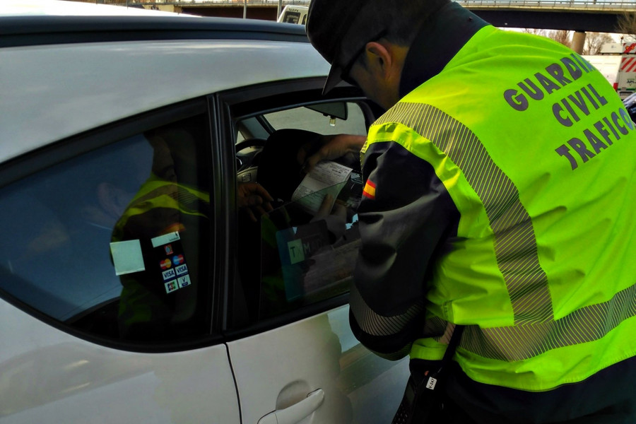 Dos taxistas en servicio denunciados por dar positivo en alcoholemia en Santiago