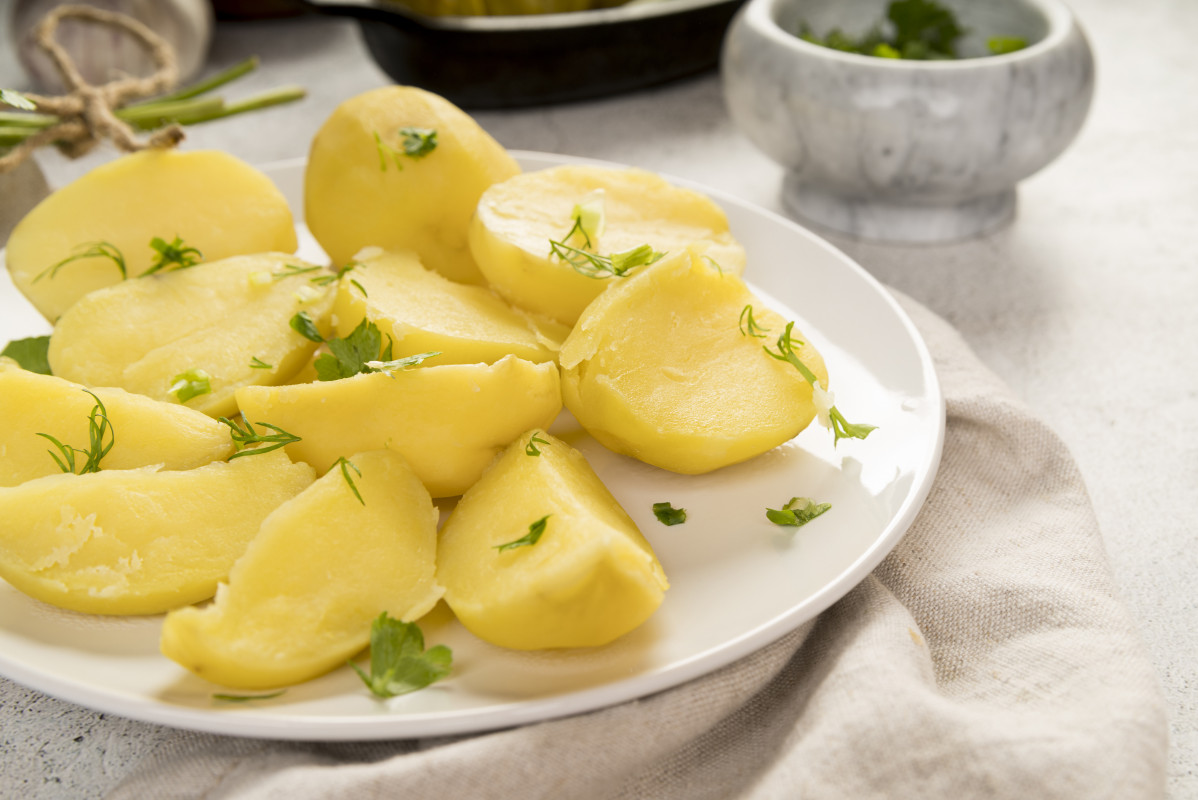 Patatas picadas hervidas en plato blanco