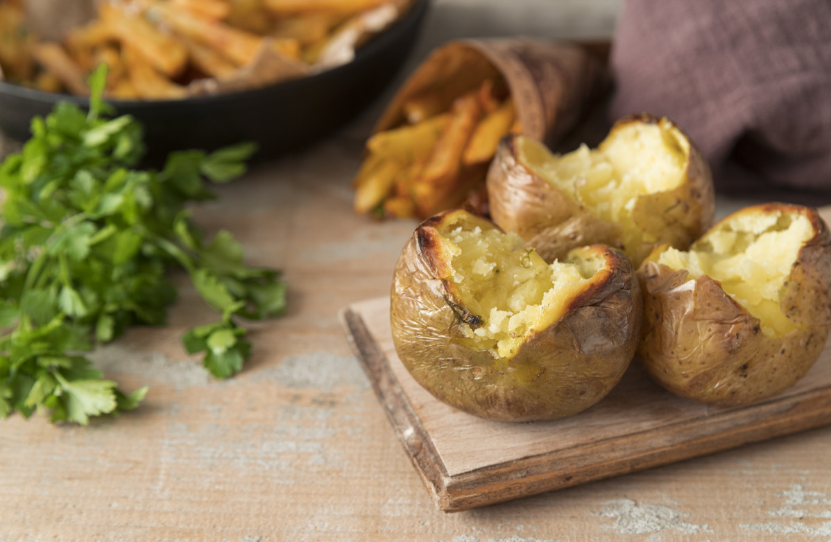 Patatas cocidas sobre tabla de madera