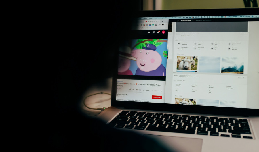 Miles de youtubers se rebelan contra la IA de verificación de edad de la plataforma por temor a perder privacidad