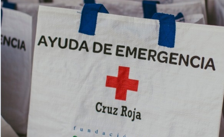 Cruz Roja y Carrefour prestan asistencia a viajeros atrapados en Santiago por los incendios