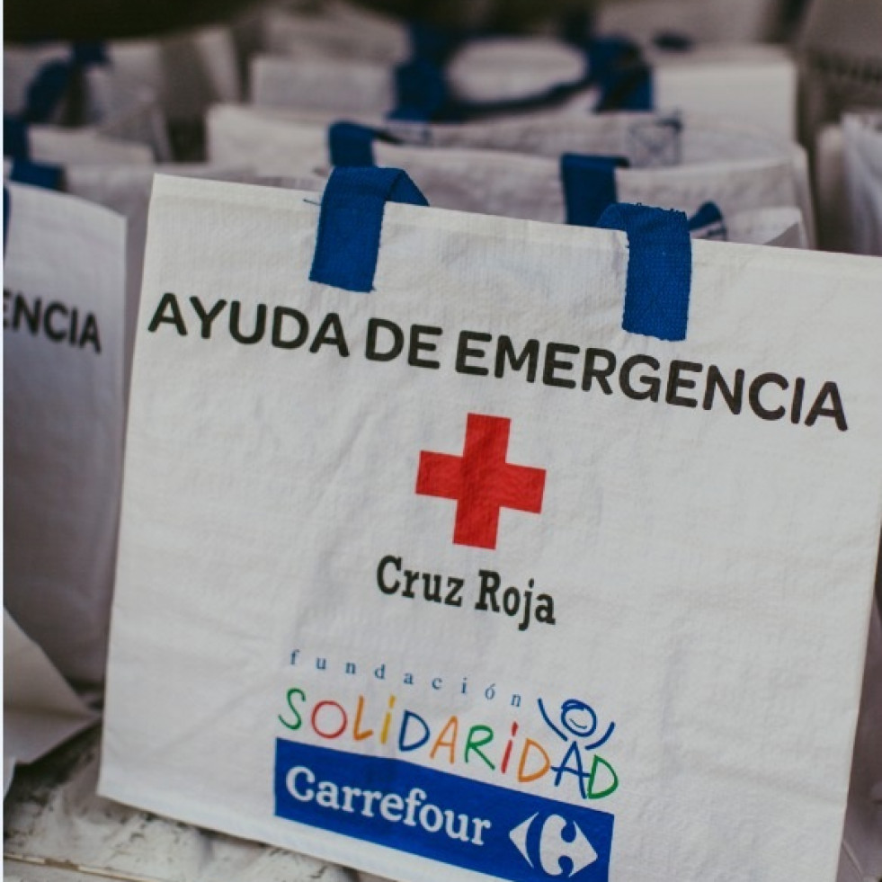 Cruz Roja y Carrefour prestan asistencia a viajeros atrapados en Santiago por los incendios