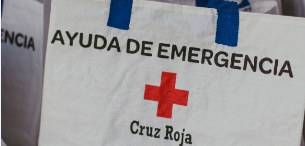 Cruz Roja y Carrefour prestan asistencia a viajeros atrapados en Santiago por los incendios