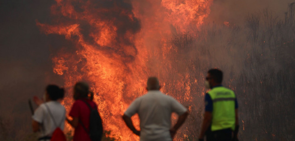 La ola de incendios deja otra noche dura en Ourense: pueblos aún confinados en Monterrei, Oímbra y Cualedro