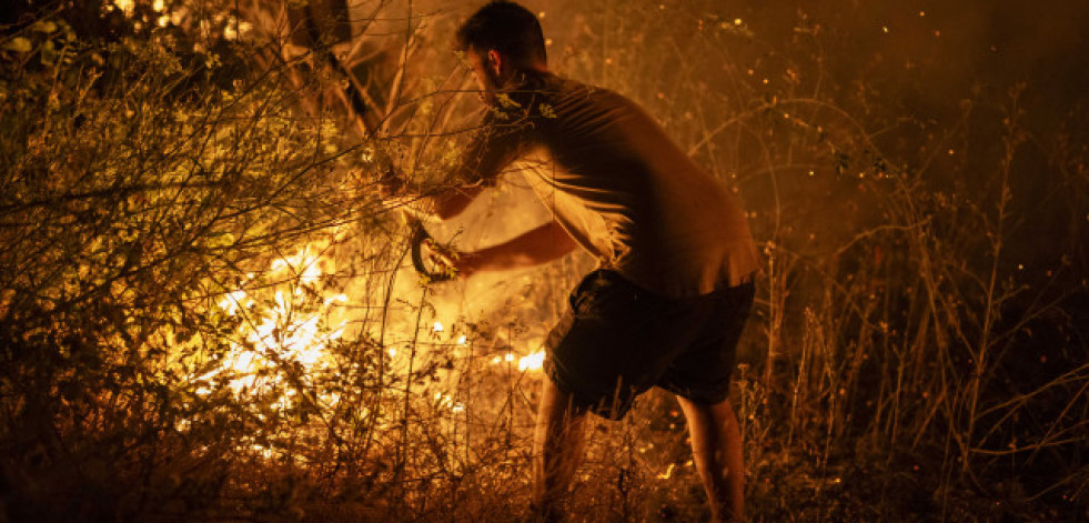 Rescatan a una persona rodeada por las llamas en Cenza (Ourense) mientras hacía cortafuego